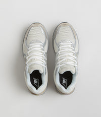 New Balance 860 Shoes - Sea Salt / Gold Metallic thumbnail