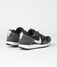 Nike Venture Runner Shoes - Dark Smoke Grey / Pure Platinum - White thumbnail